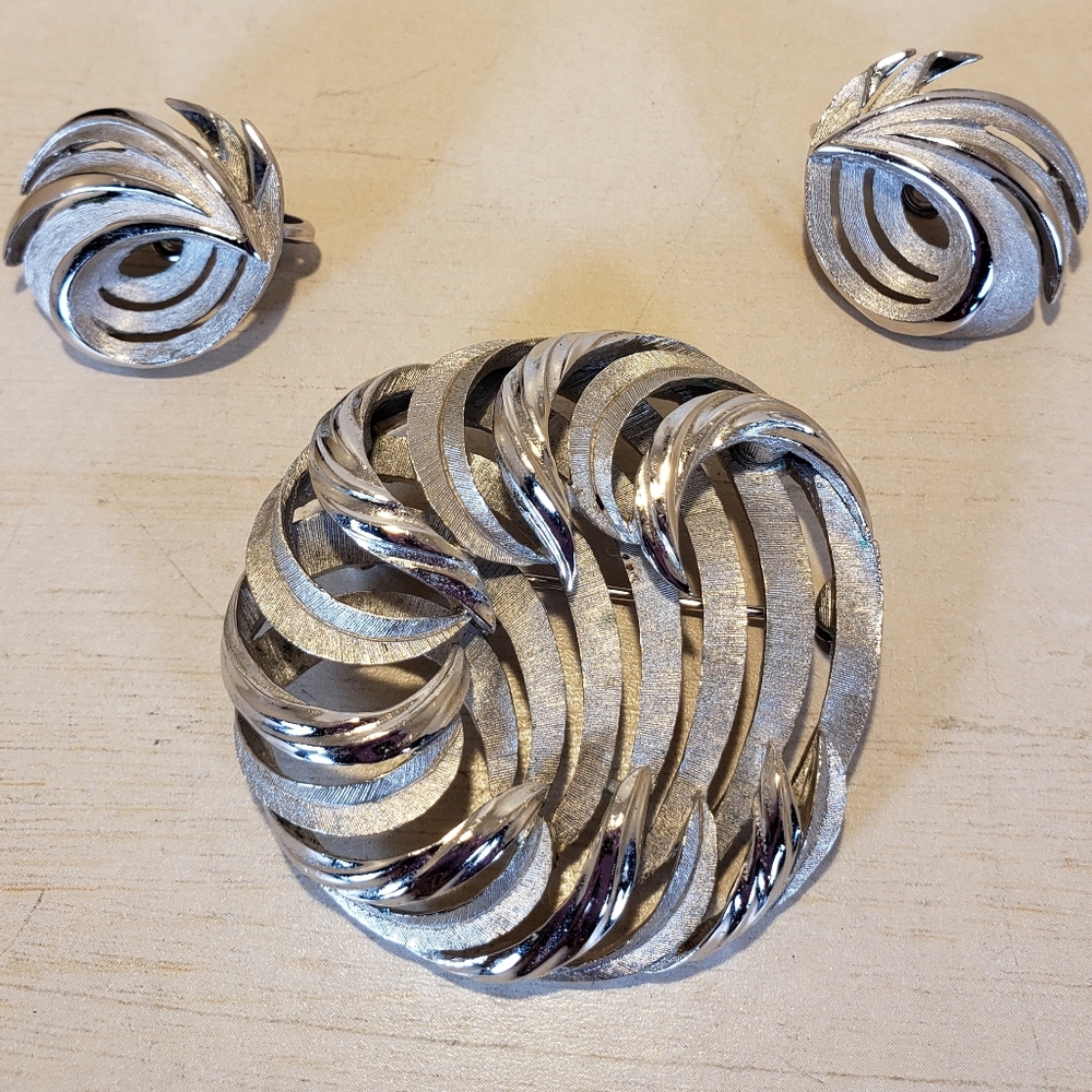 Vintage Crown Trifari Silver Tone Wispy Waves Brooch Earrings Set